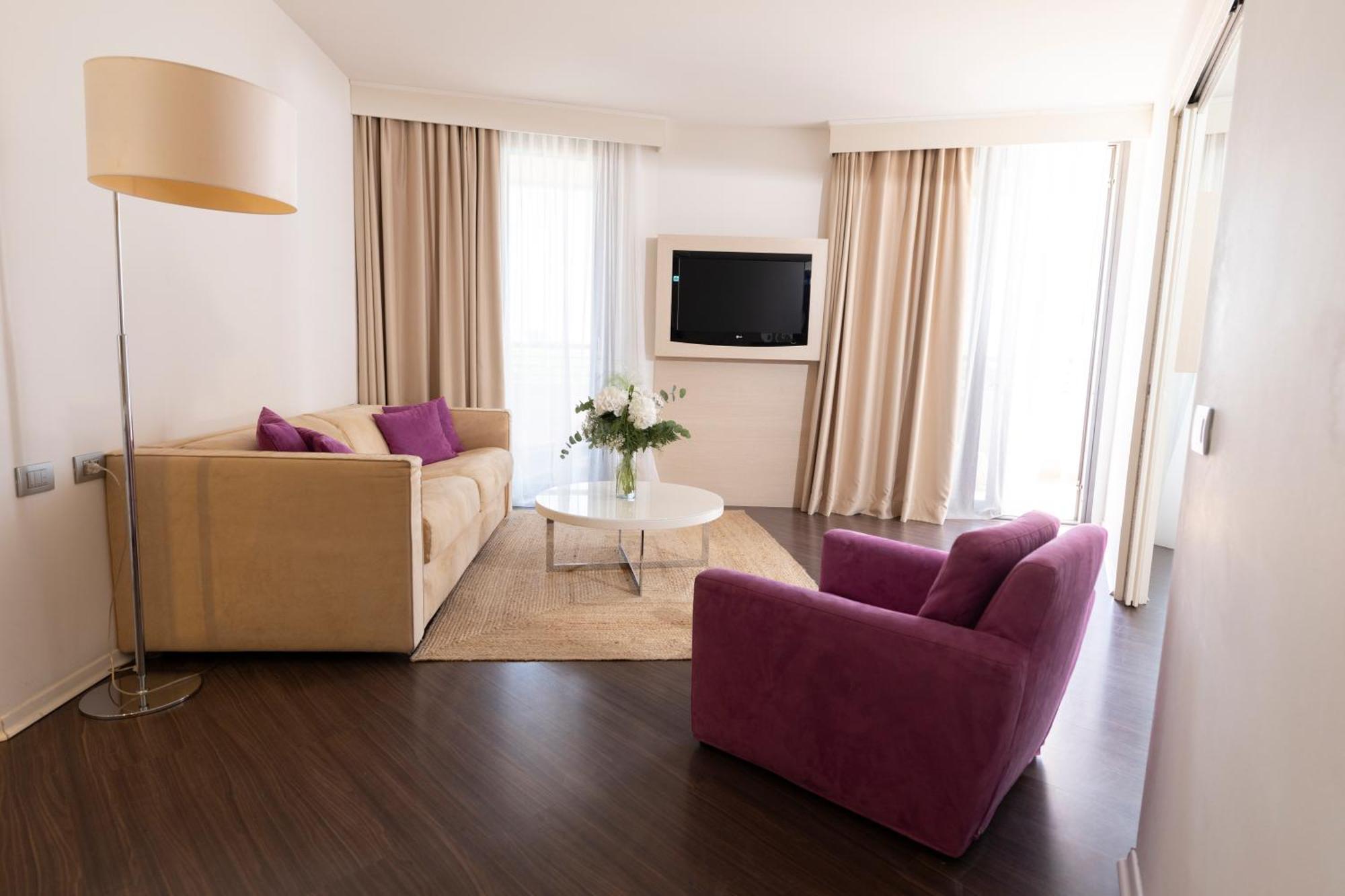 Suite,1746914077:JPEG